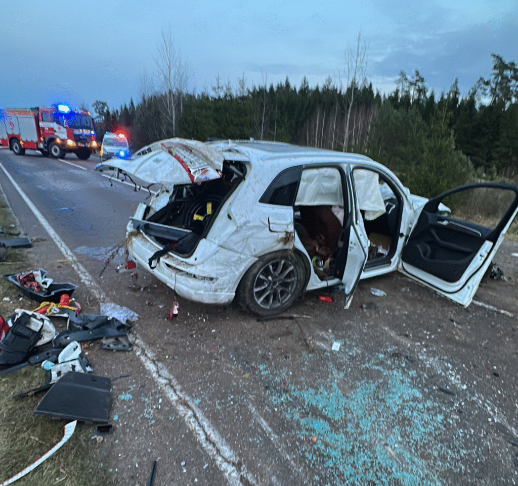 PAGRINDINIS Third image from the car crash scene with emergency services vehicles behind the car wreck