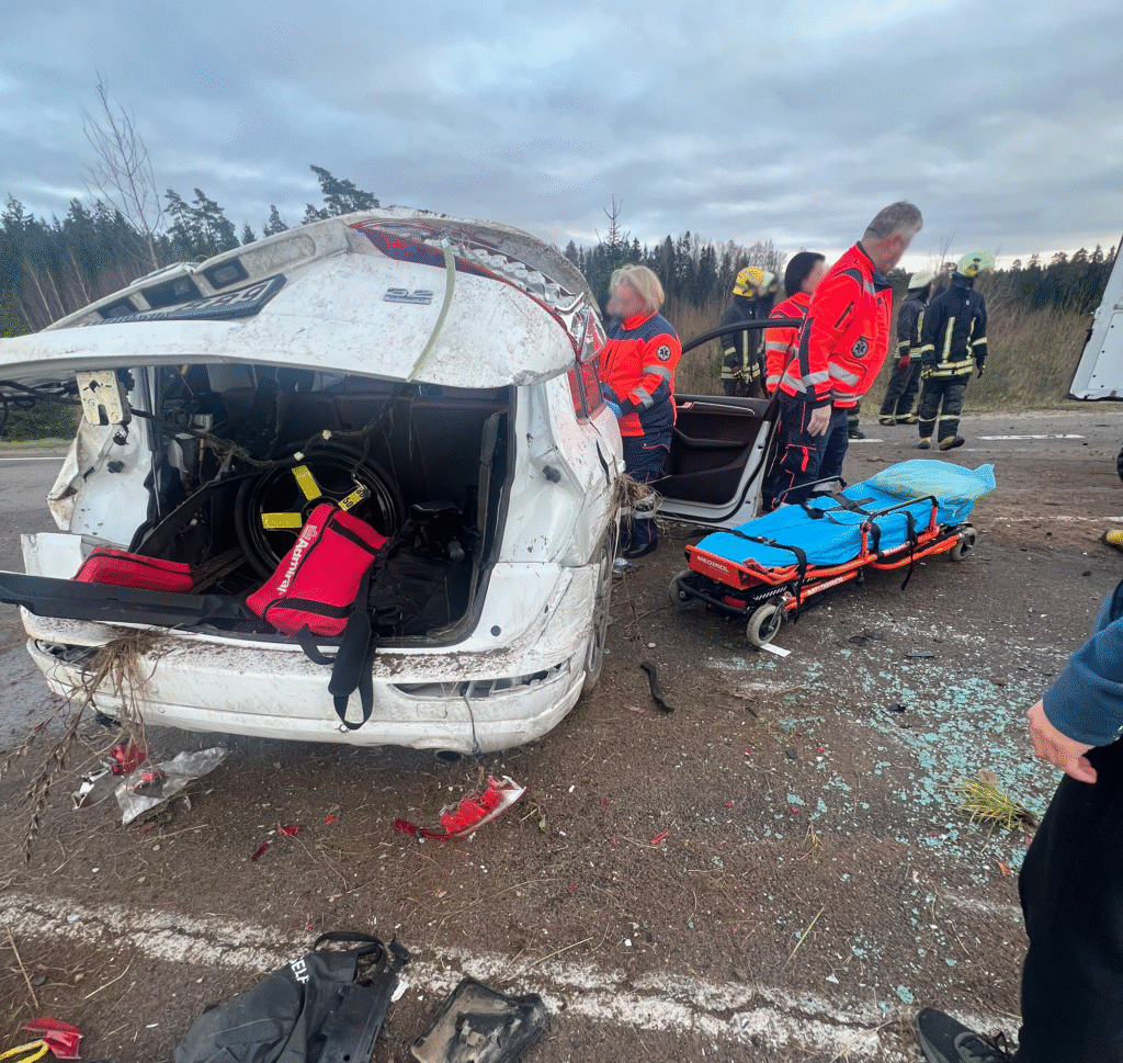 PAGRINDINIS Second image from the car crash scene with firefighters and medics